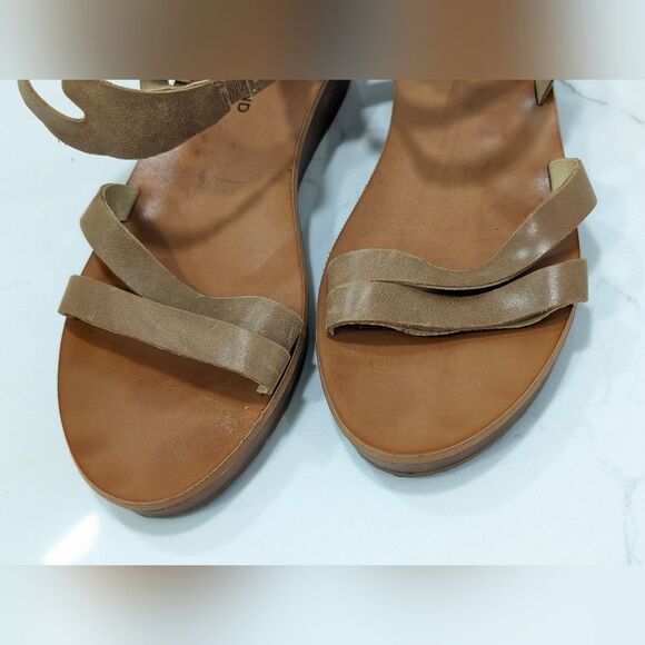 Lucky Brand Women's Hecilia Strappy Low Wedge Leather open toe Sandal size 10 - Picture 4 of 9